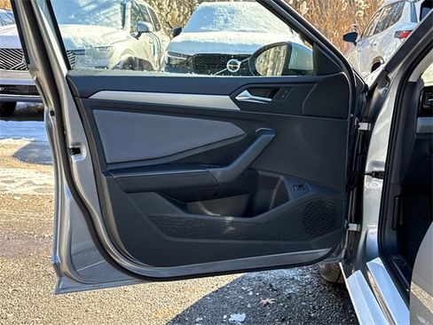 New 2026 Volkswagen Jetta SE image 9