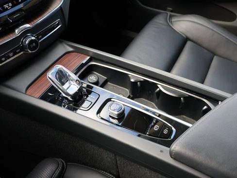 Used 2023 Volvo XC60 T8 Ultimate w/ Climate Package AWD/4WD image 27