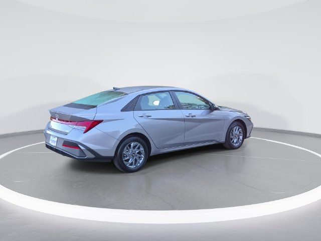 Used 2026 Hyundai Elantra Hybrid FWD image 8