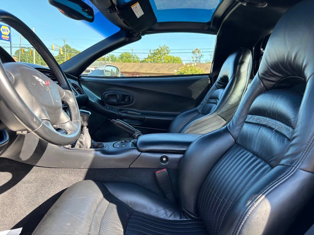 Used 2001 Chevrolet Corvette Coupe w/ Preferred Equipment Group2 RWD image 17