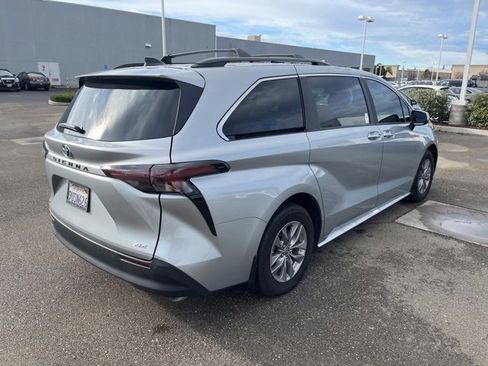 Used 2025 Toyota Sienna XLE image 5