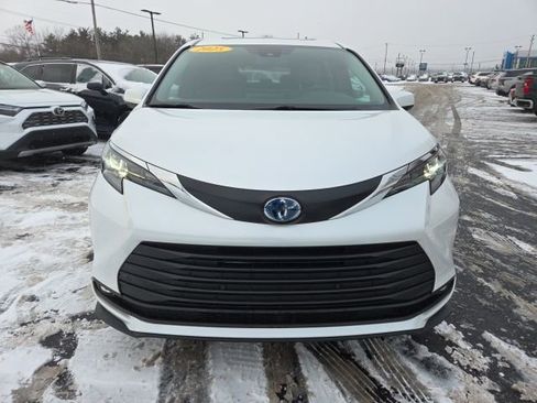 Used 2025 Toyota Sienna XLE image 2