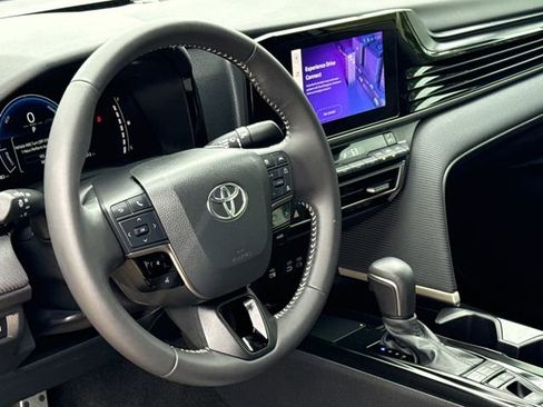 Used 2025 Toyota Camry SE w/ Convenience Package image 18