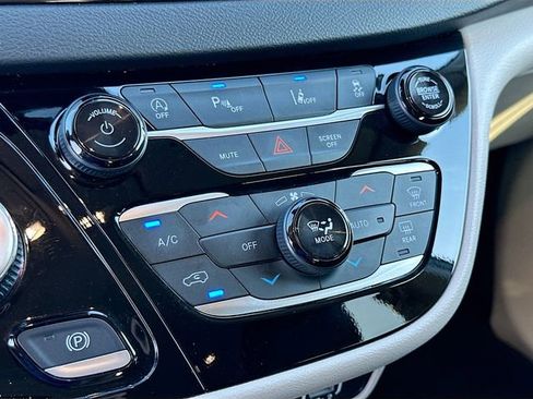 Used 2024 Chrysler Pacifica Touring-L image 15