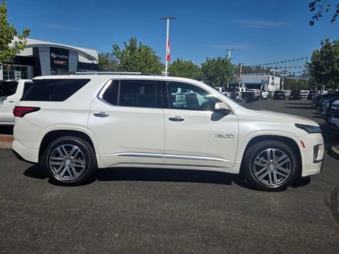Used 2023 Chevrolet Traverse High Country AWD/4WD image 3