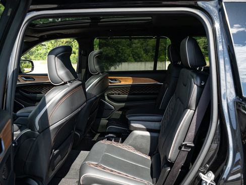 Used 2024 Jeep Grand Cherokee L Summit AWD/4WD image 19
