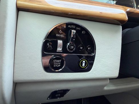 Used 2018 Rolls-Royce Phantom Sedan image 39