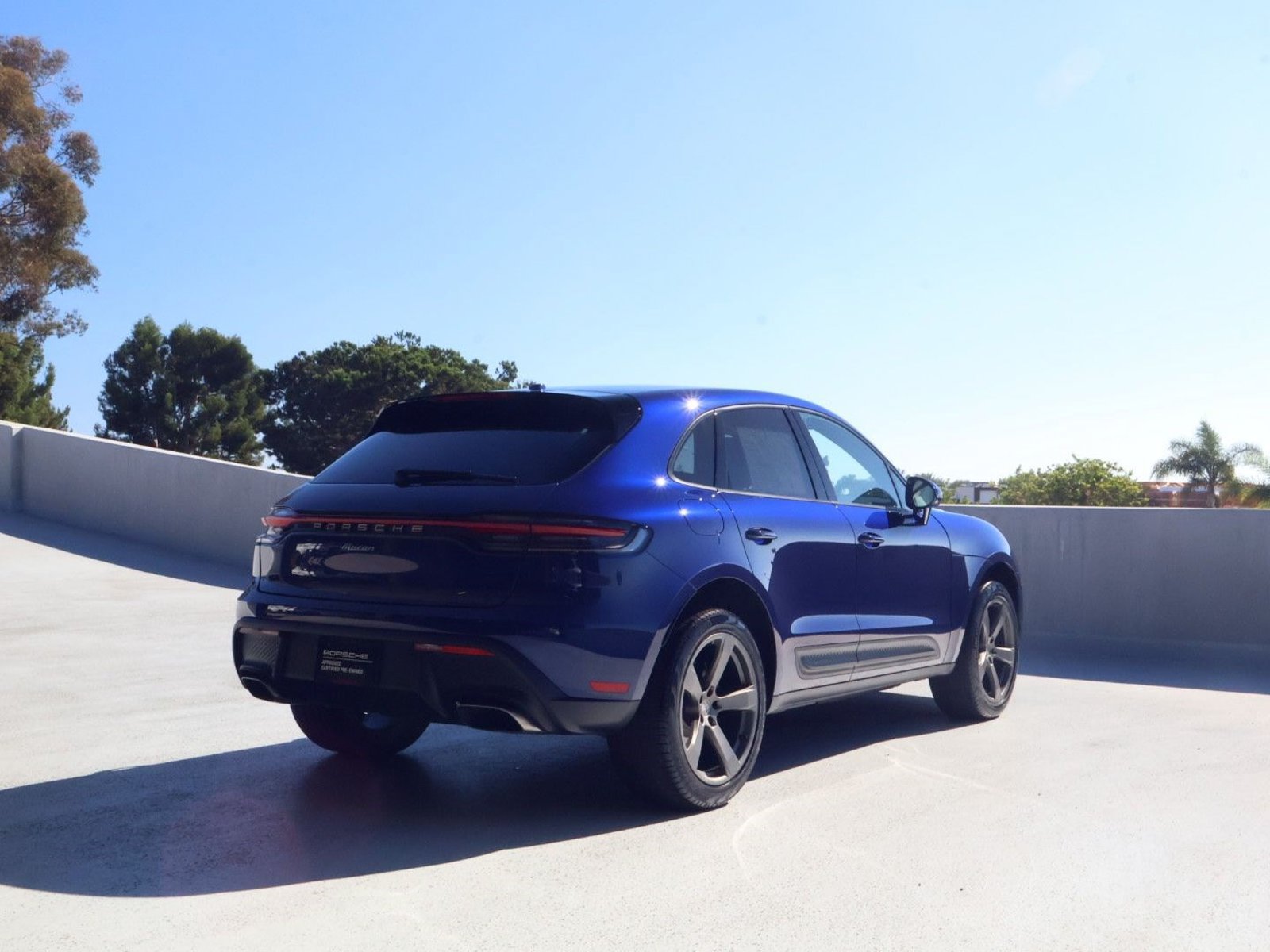 Certified 2025 Porsche Macan AWD/4WD image 9