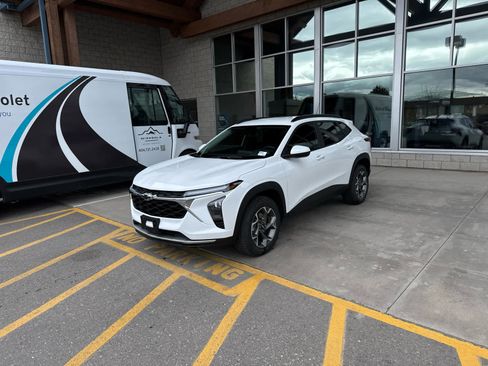 Used 2024 Chevrolet Trax LT w/ Driver Confidence Package image 1