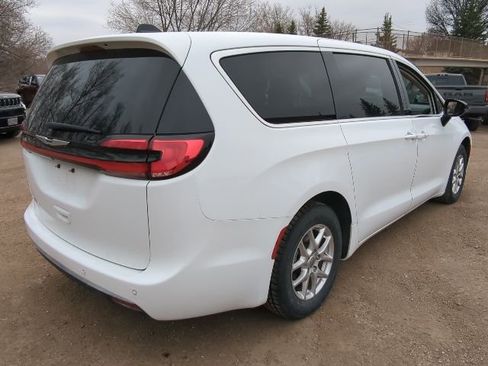 Used 2024 Chrysler Pacifica Touring-L image 8