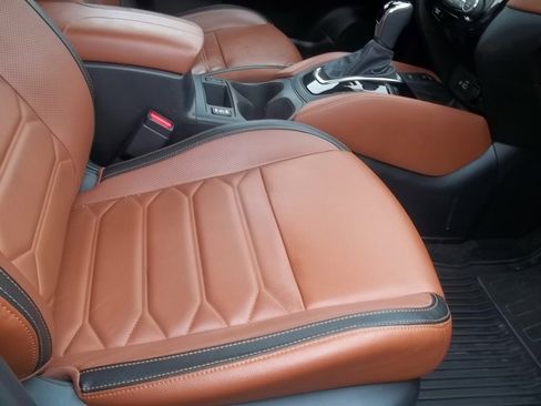 Used 2019 Nissan Rogue SL w/ Premium Package image 10