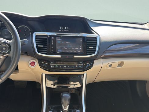 Used 2017 Honda Accord Touring image 11
