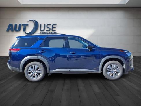 Used 2024 Nissan Pathfinder SV image 11