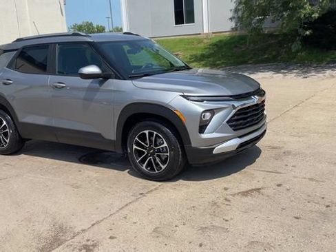 Used 2026 Chevrolet TrailBlazer LT FWD image 2