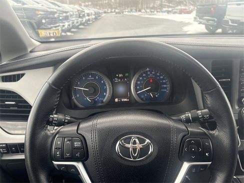 Used 2018 Toyota Sienna XLE Premium image 11