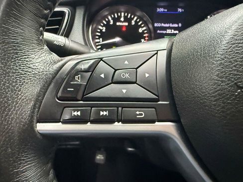 Used 2018 Nissan Rogue SV image 13