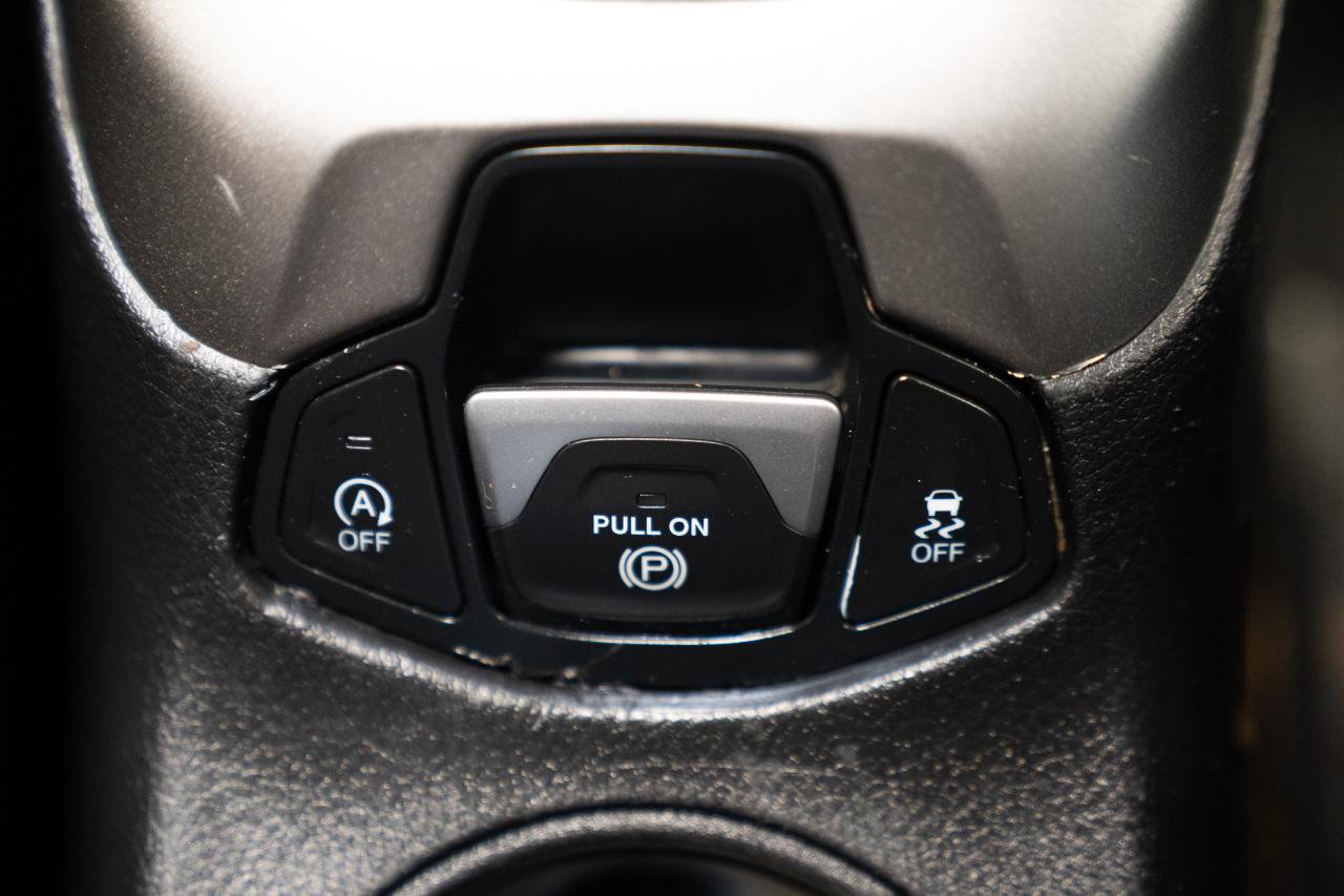 Used 2019 Jeep Compass Latitude w/ Cold Weather Group AWD/4WD image 32