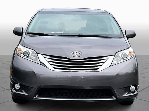 Used 2017 Toyota Sienna XLE image 3