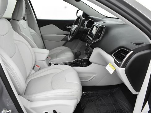 Used 2021 Jeep Cherokee Latitude Lux w/ Comfort/Convenience Group image 19