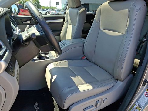Used 2017 Toyota Highlander XLE w/ Carpet Mat Package AWD/4WD image 14