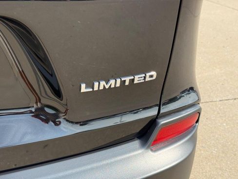 Used 2022 Jeep Cherokee Limited AWD/4WD image 6