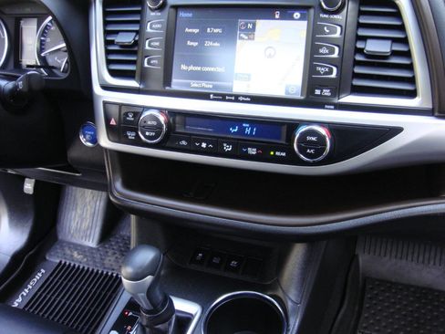 Used 2019 Toyota Highlander XLE AWD/4WD image 18