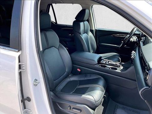 Used 2025 Honda Pilot EX-L image 9