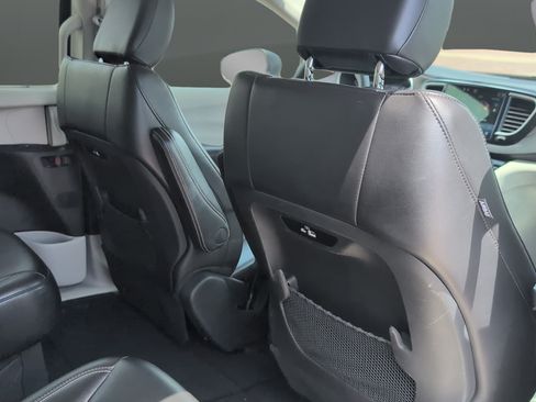 Used 2023 Chrysler Pacifica Touring-L FWD image 25