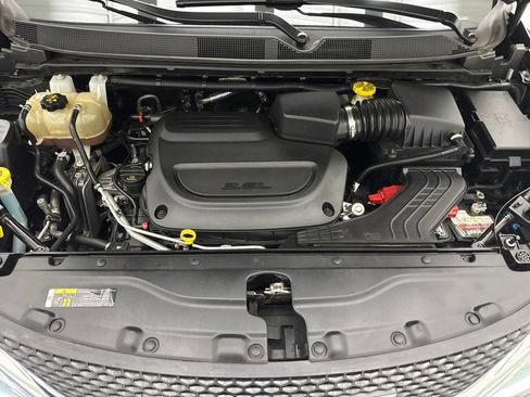 Used 2020 Chrysler Pacifica Limited FWD image 67
