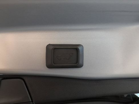 Used 2022 Toyota RAV4 XLE Premium image 16