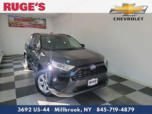 Used 2021 Toyota RAV4 XLE image 1