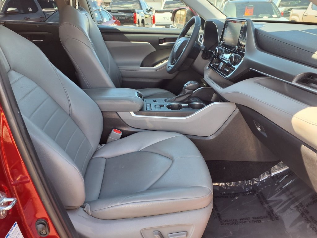 Certified 2021 Toyota Highlander XLE AWD/4WD image 37