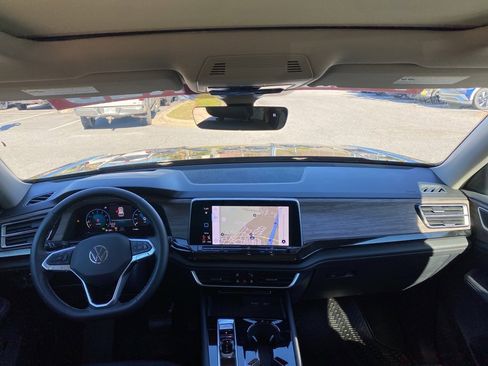 Used 2025 Volkswagen Atlas SEL image 31