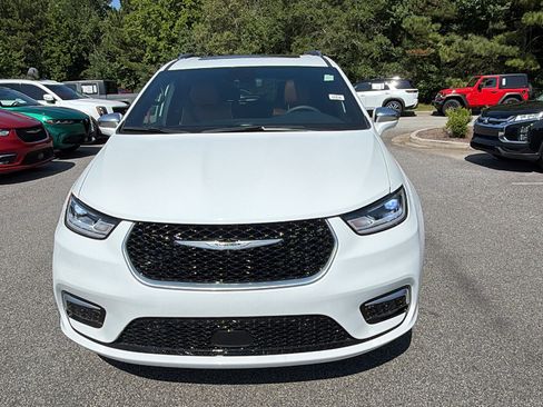 Used 2024 Chrysler Pacifica Pinnacle FWD image 3