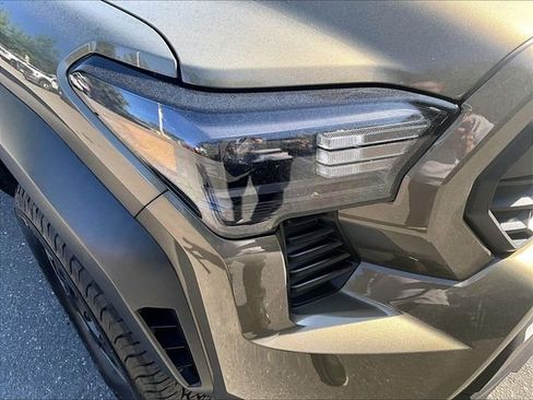 Used 2024 Toyota Tacoma TRD Off-Road AWD/4WD image 31