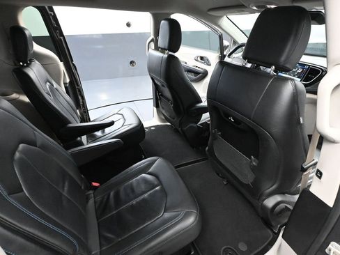 Used 2021 Chrysler Pacifica Touring-L image 45