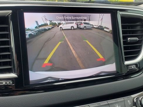Used 2023 Chrysler Pacifica Touring-L FWD image 19
