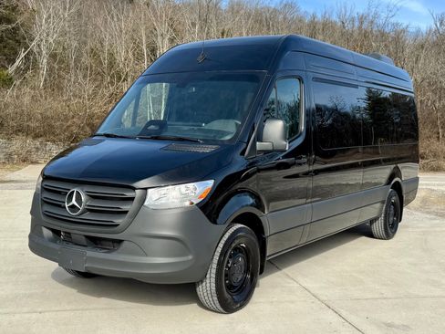 Used 2025 Mercedes-Benz Sprinter 2500 image 2