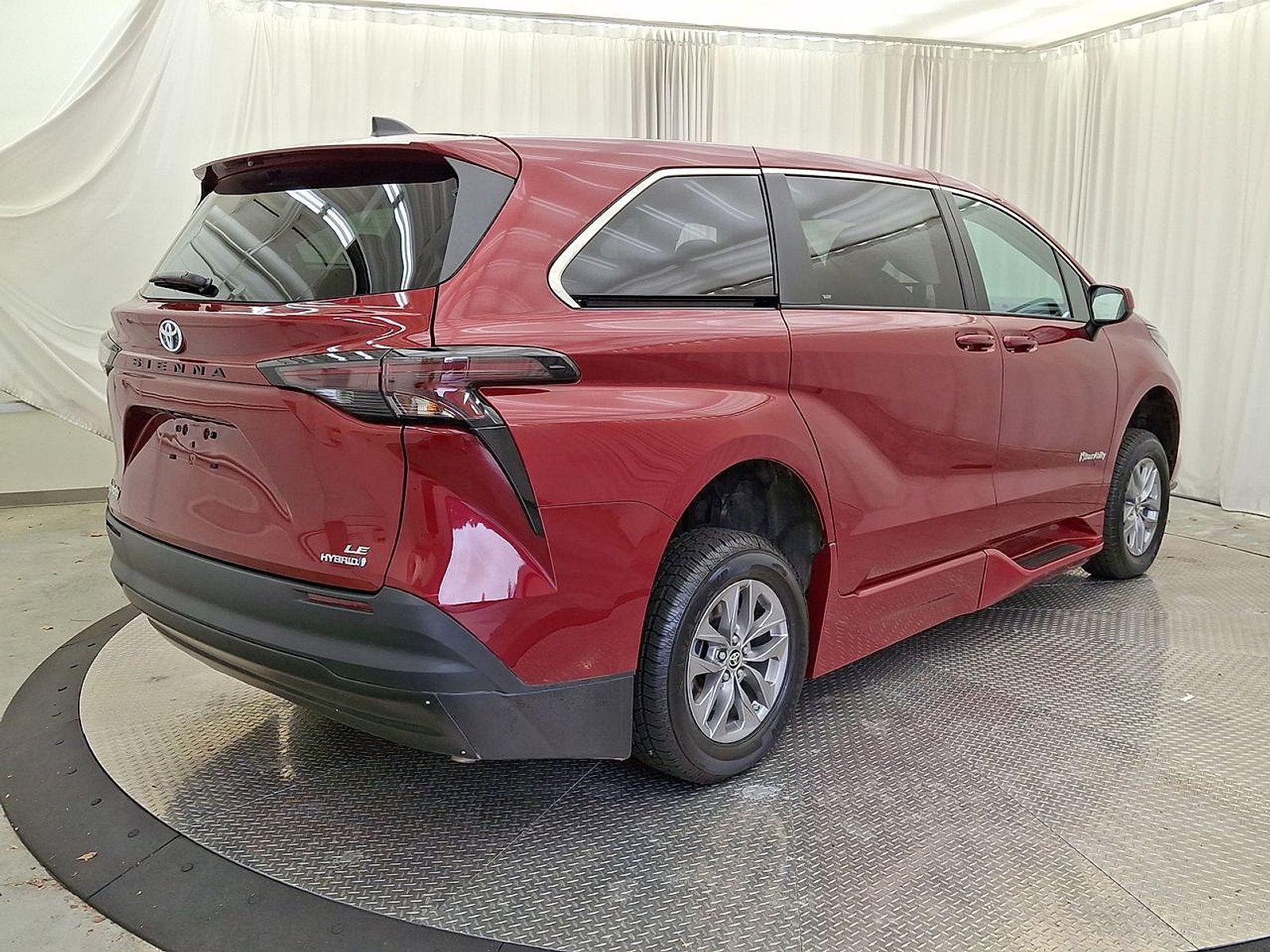 Used 2023 Toyota Sienna LE FWD image 28