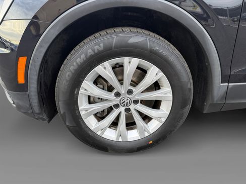 Used 2018 Volkswagen Tiguan SE w/ Panoramic Sunroof Package image 9