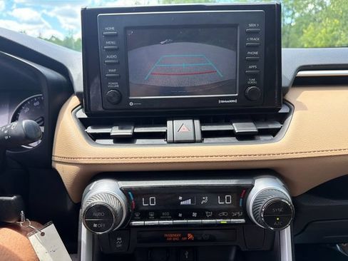 Used 2022 Toyota RAV4 LE AWD/4WD image 31