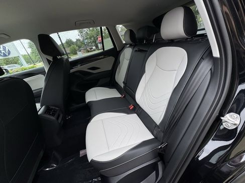 New 2025 Volkswagen Tiguan SE image 24