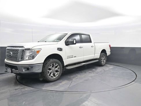 Used 2018 Nissan Titan SV w/ SV Convenience Package image 4
