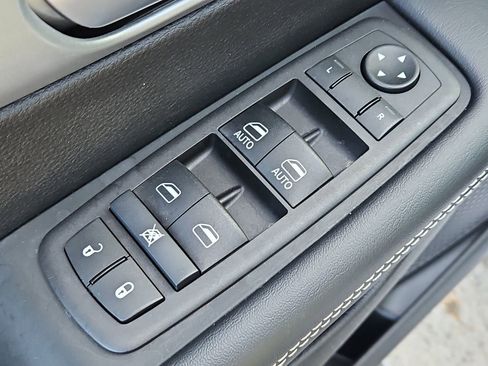 Used 2024 Chrysler Pacifica Touring image 23