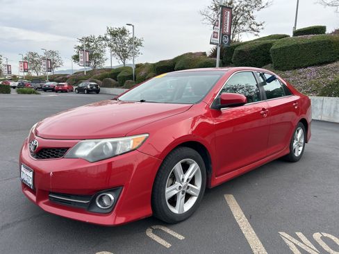 Used 2014 Toyota Camry SE w/ Leather Package image 2
