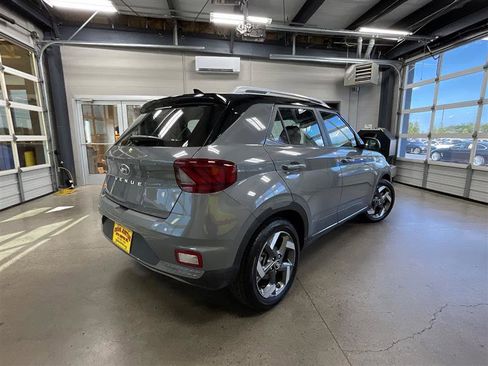 Used 2022 Hyundai Venue Limited FWD image 5