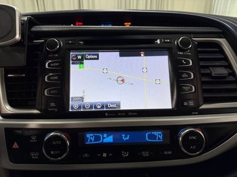Used 2018 Toyota Highlander Limited AWD/4WD image 17