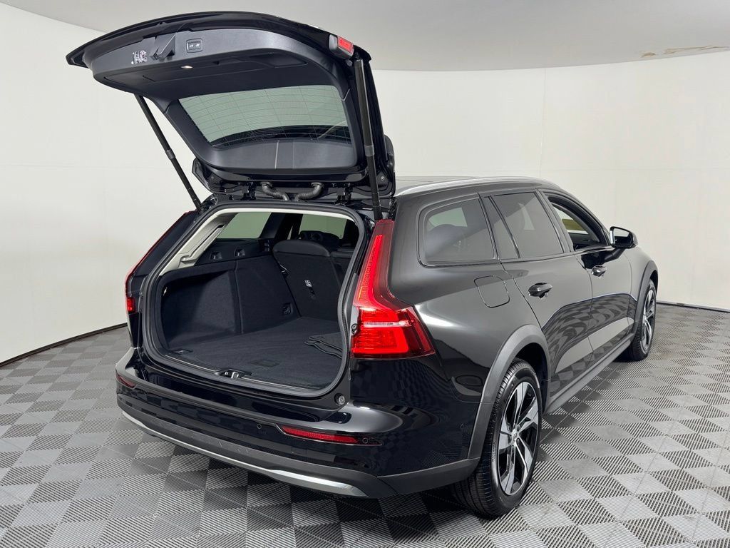 Certified 2025 Volvo V60 B5 Cross Country Plus AWD/4WD image 9