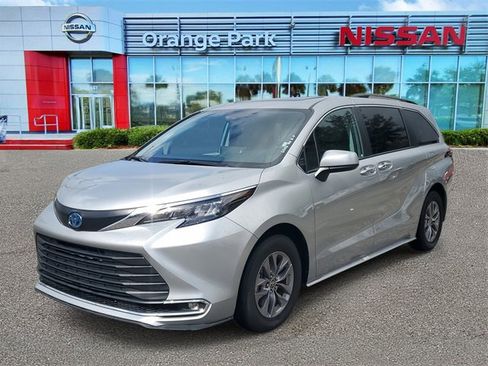 Used 2024 Toyota Sienna XLE image 4
