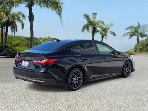 Used 2025 Toyota Camry SE w/ Convenience Package FWD image 4
